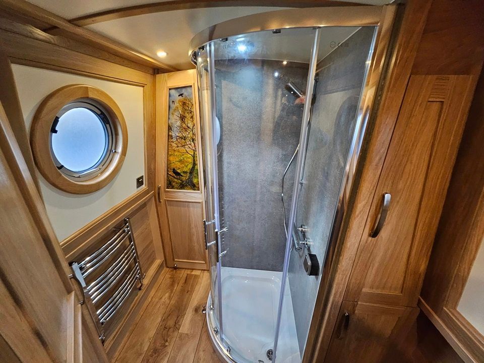 Hrafn shower room