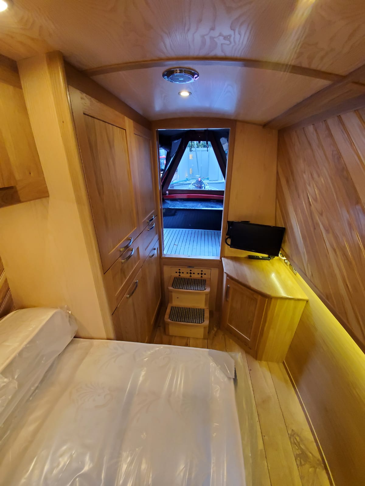 Napoli bedroom to bow view