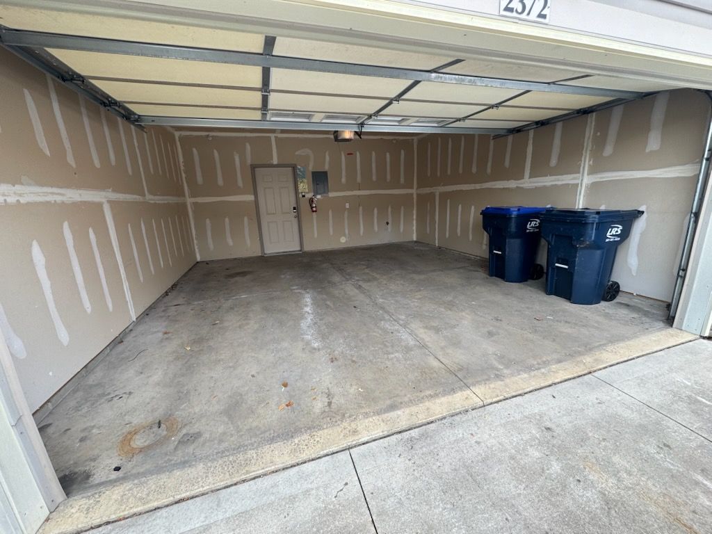 Professional moving worker carrying items, representing reliable furniture removal during daytime. Professional moving worker carrying items, representing reliable furniture removal during daytime.