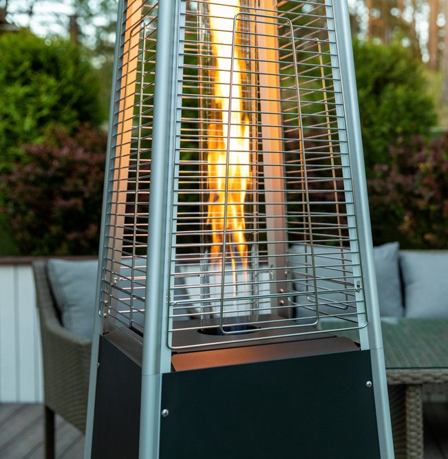 Un chauffage de terrasse avec une flamme qui en sort.
