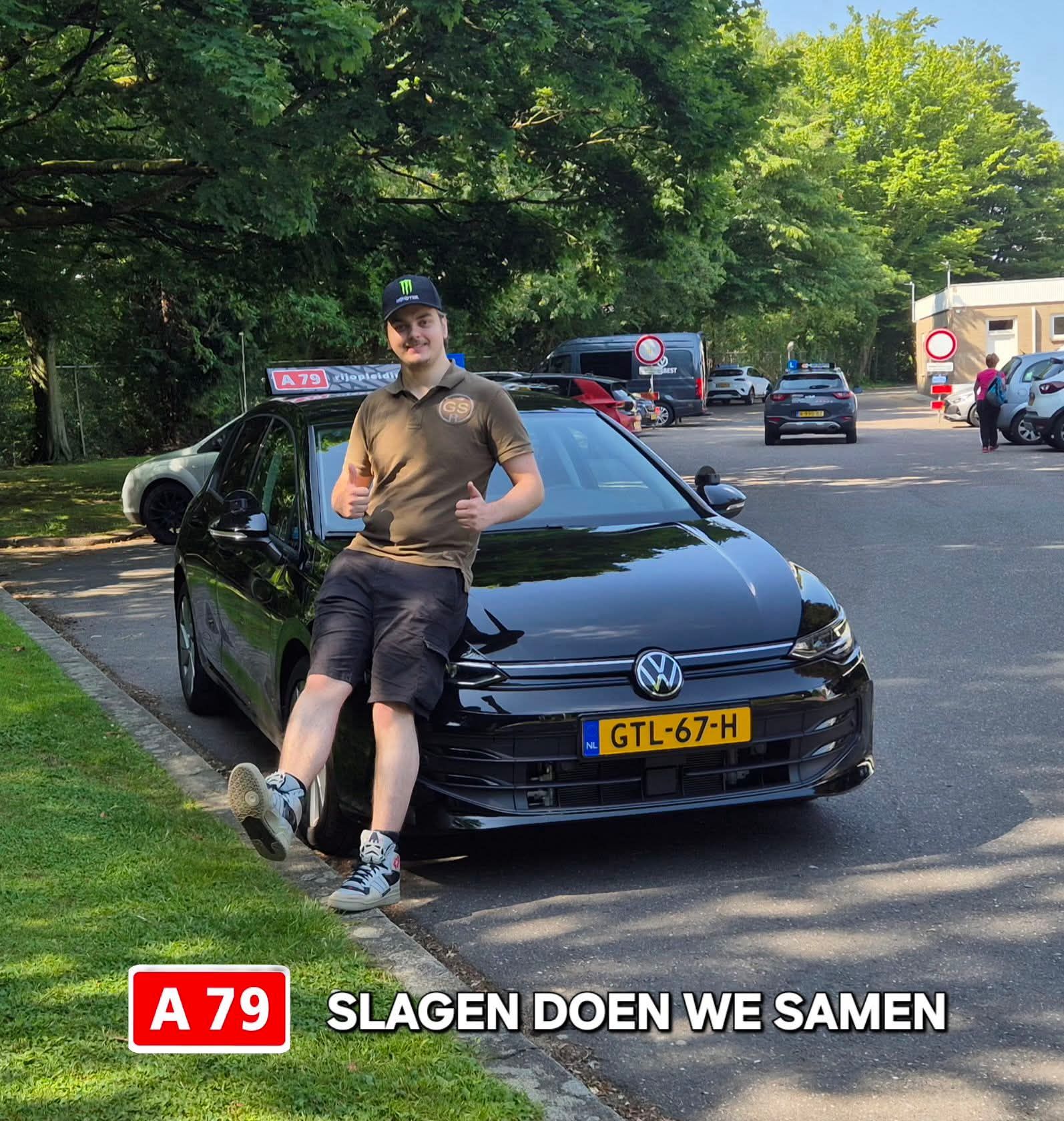 Man leunt tegen een zwarte auto en steekt zijn duim omhoog. Tekst: 
