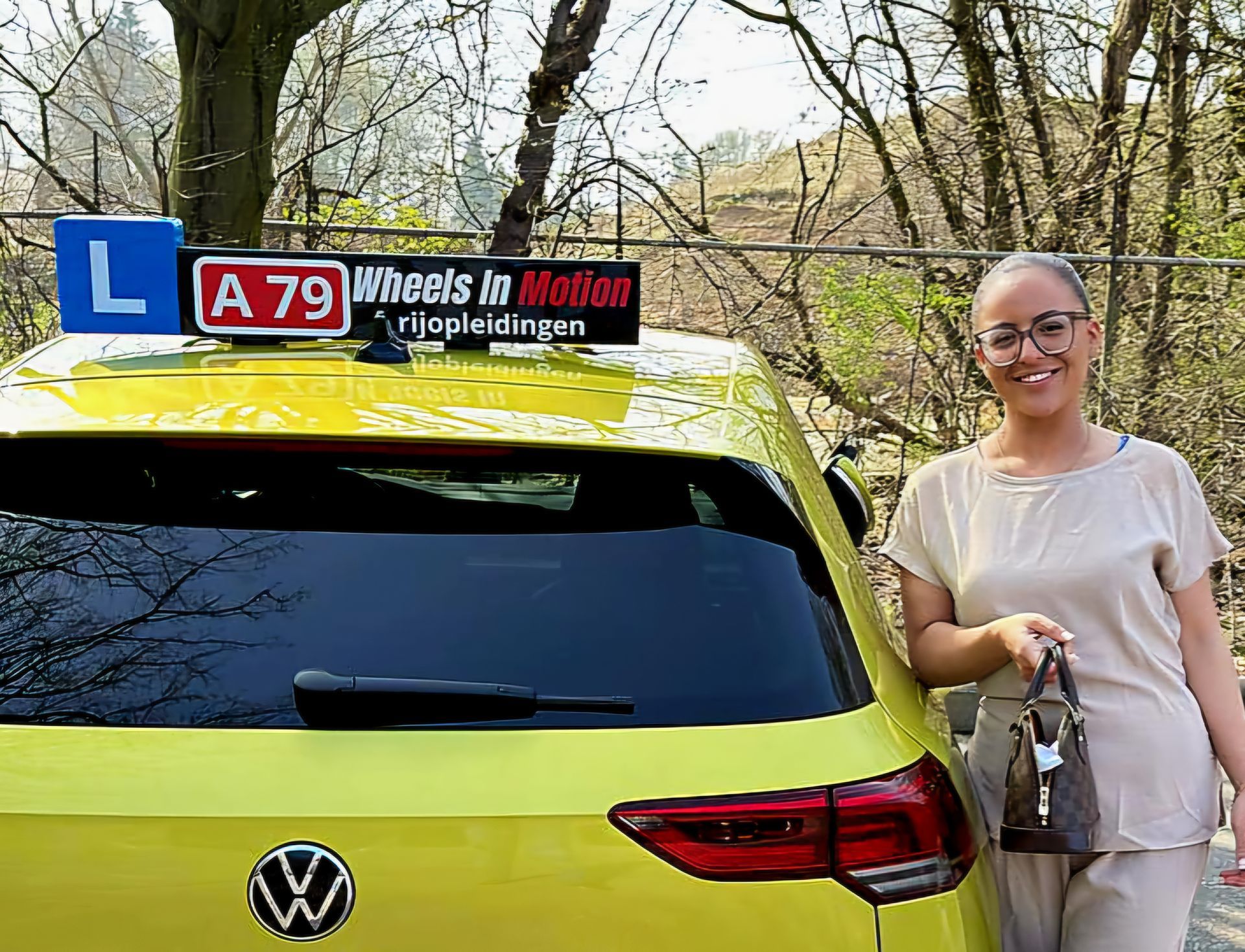 Vrouw lacht naast een gele Volkswagen met een 