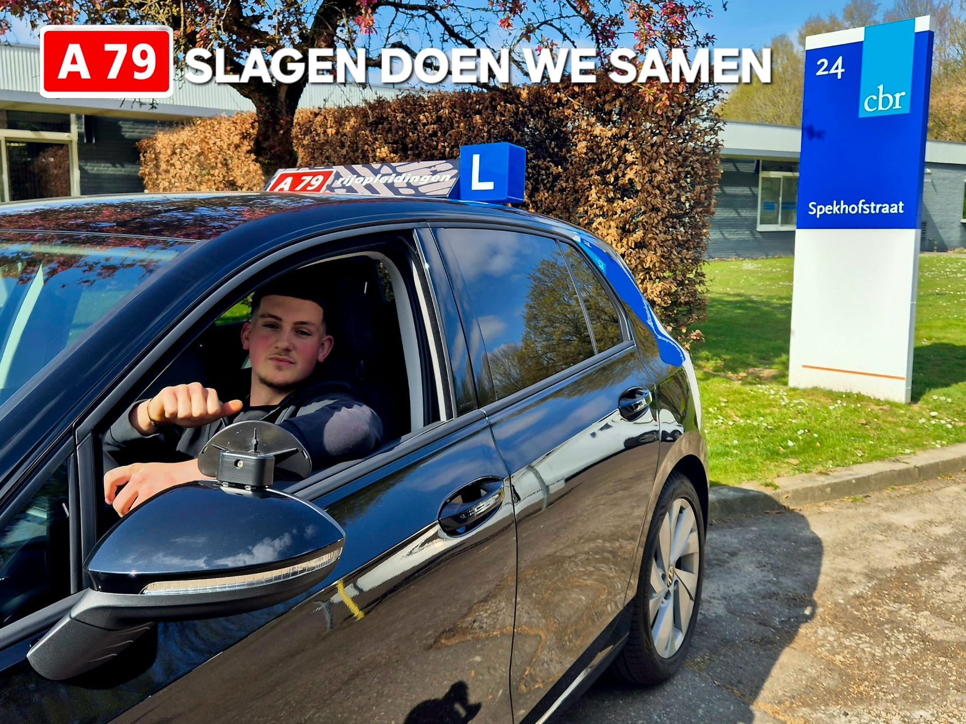 Man in een zwarte auto met een 