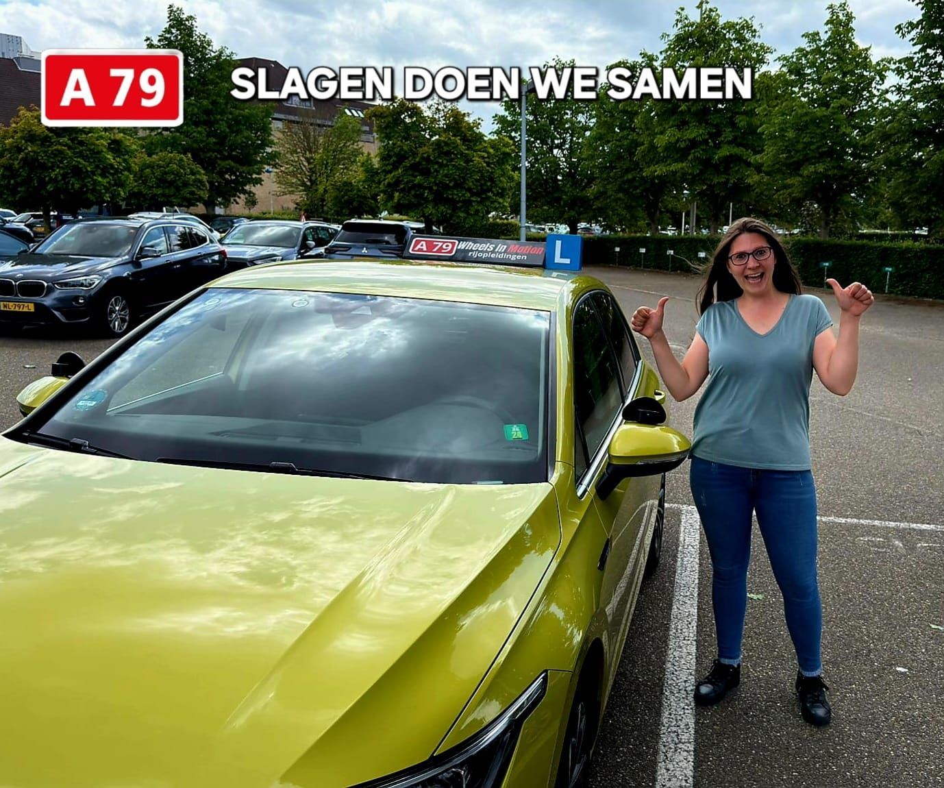 Vrouw in blauwe top en jeans steekt haar duim omhoog naast een gele auto. Tekst 