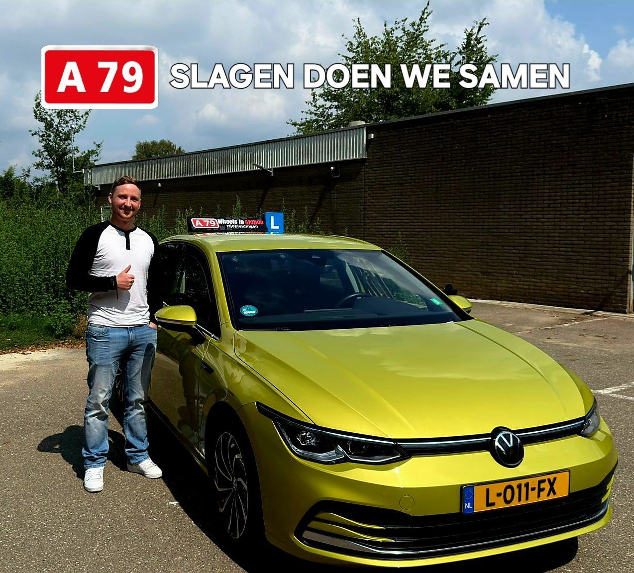 Een man met zijn duim omhoog staat naast een gele auto met een 