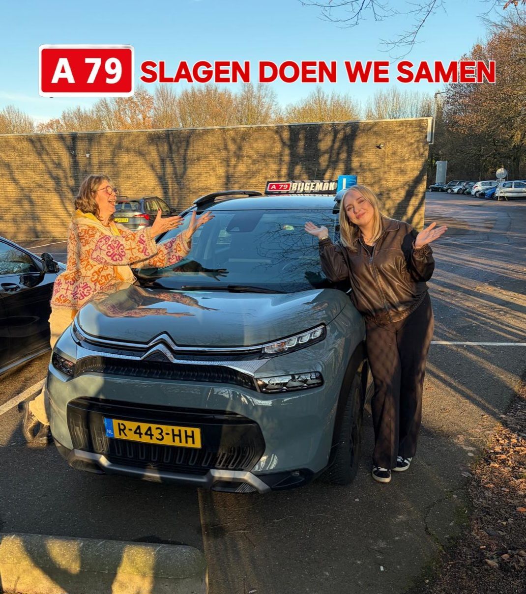 Twee vrouwen vieren feest naast een turquoise Citroën. De tekst erboven luidt: 