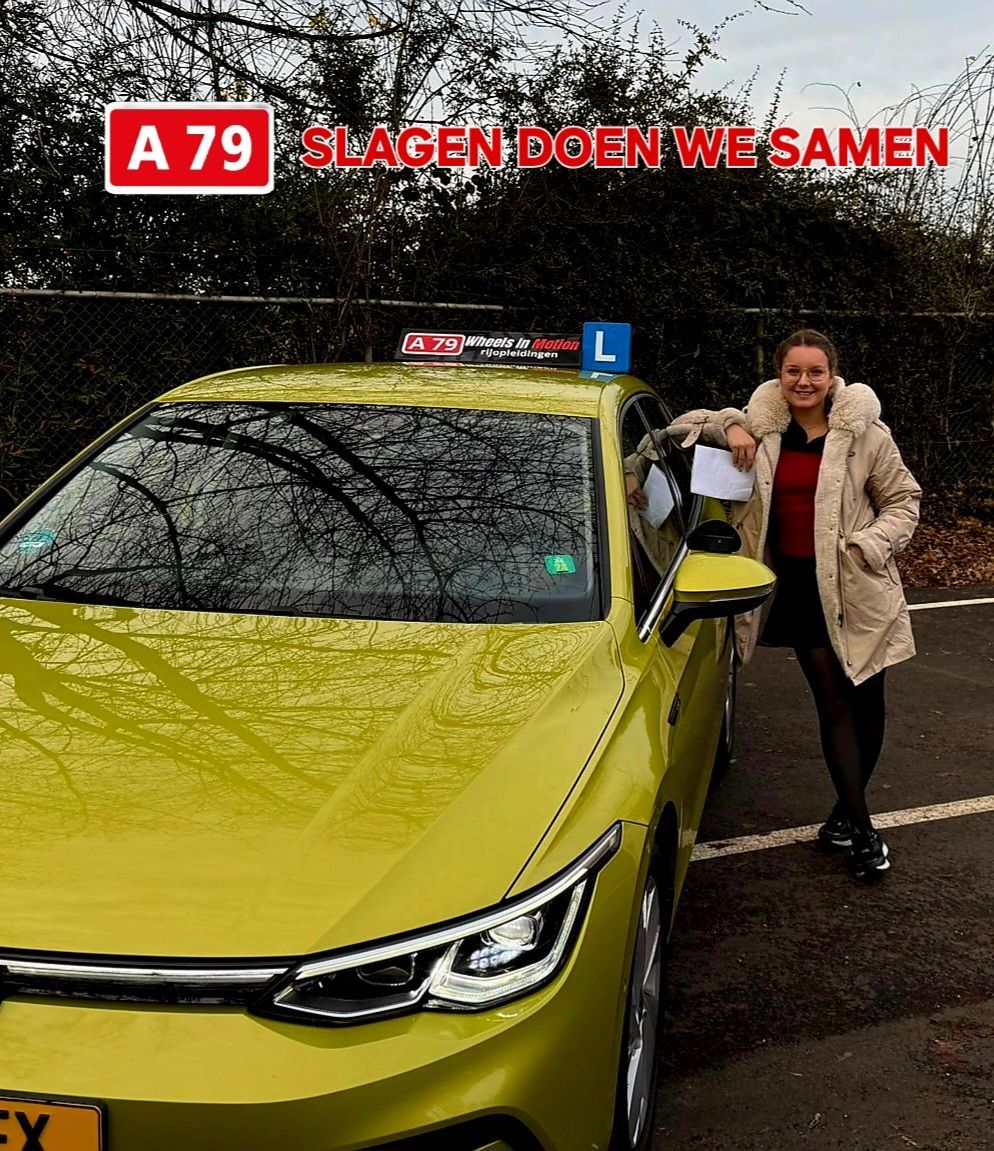 Vrouw leunend tegen een gele auto, met een document in haar hand. Tekst 