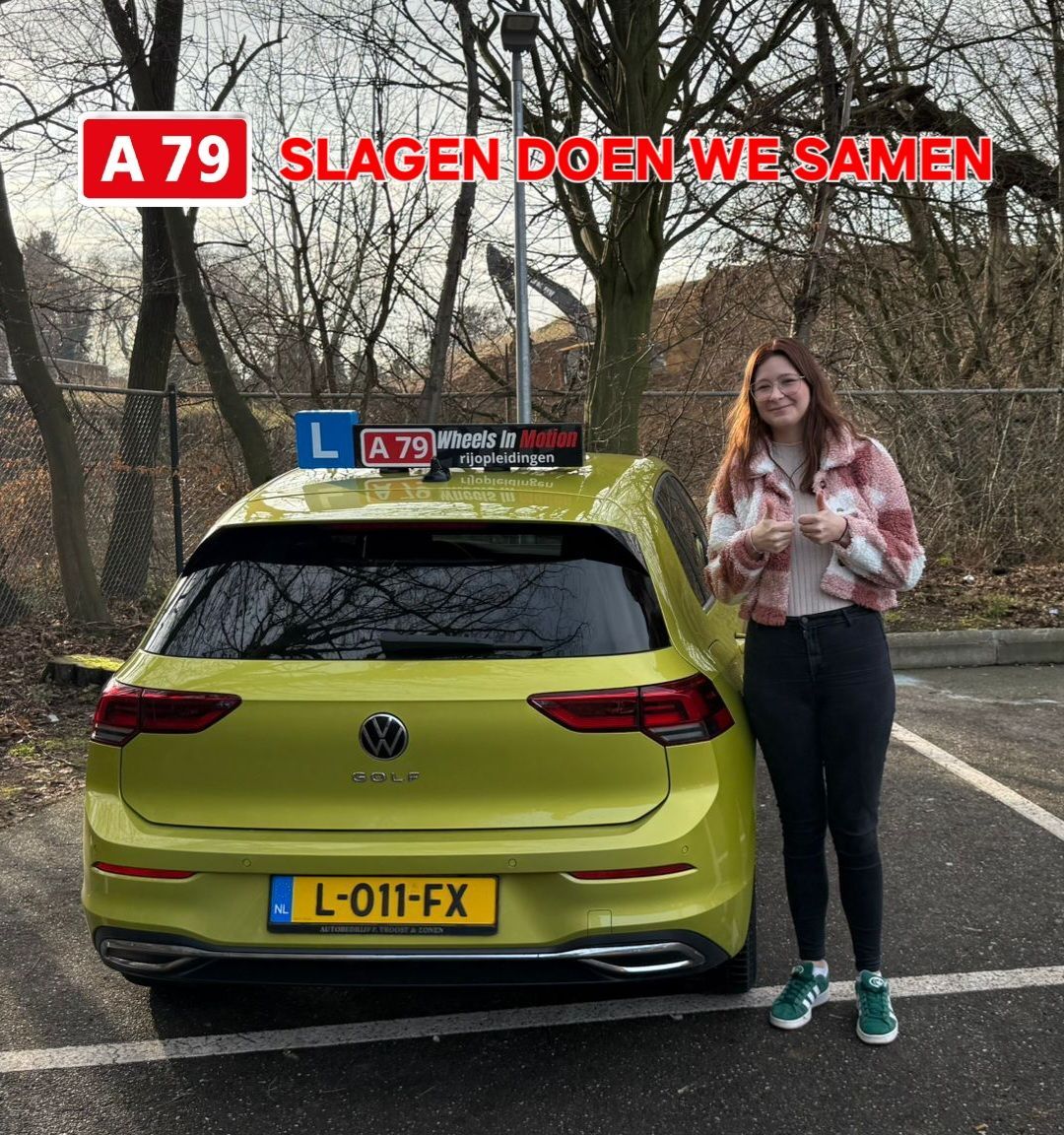 Een vrouw glimlacht naast een gele lesauto met het opschrift 