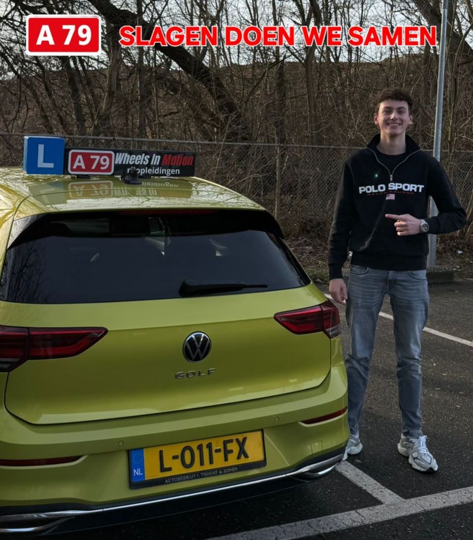 Een jongere staat naast een gele auto met een bord van een rijschool. Boven de auto staat de tekst 