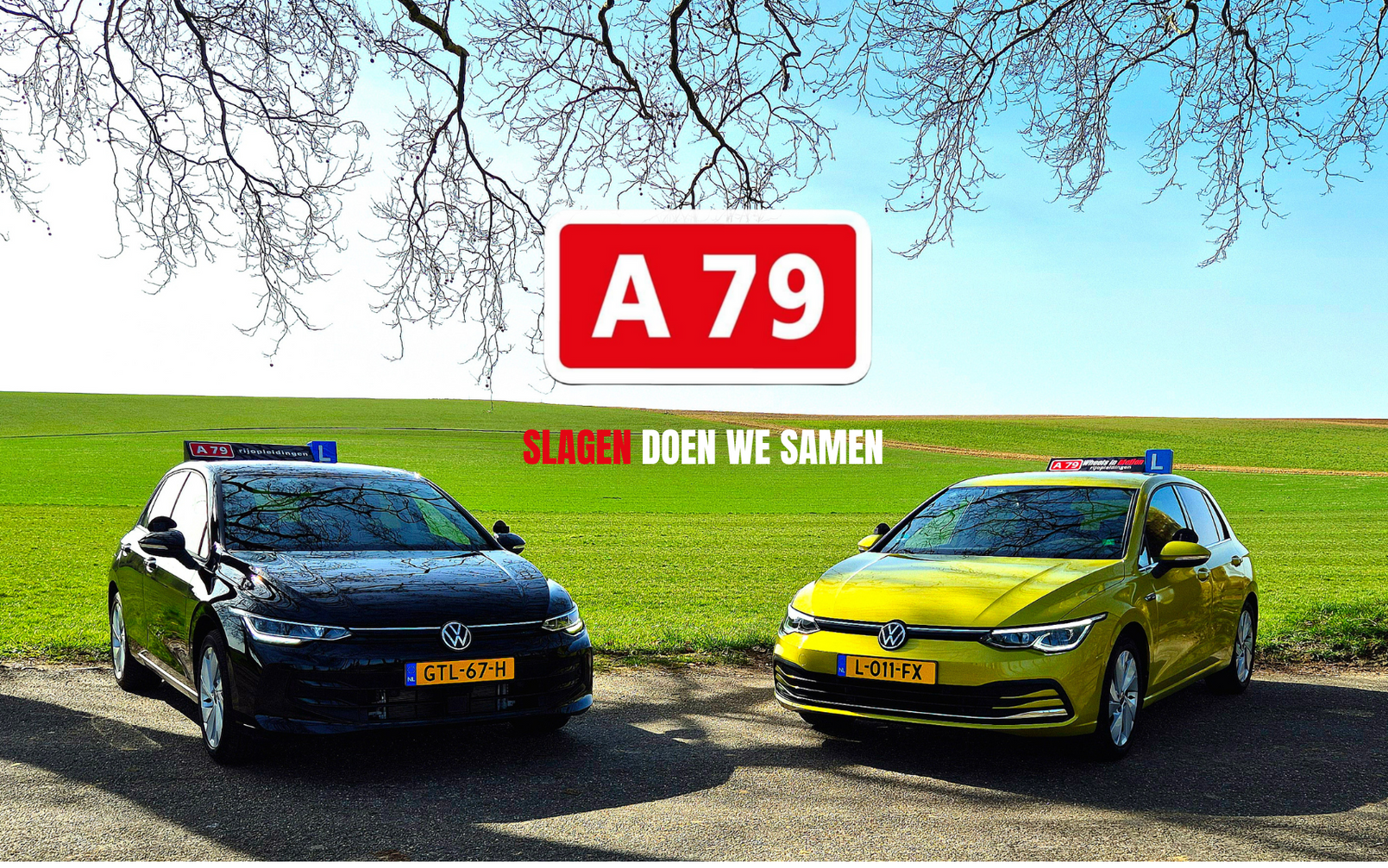 Twee auto's geparkeerd langs een weg met een A79-bord. Groen veld en bomen op de achtergrond. Tekst 