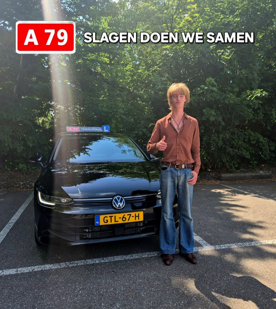Een man staat naast een zwarte auto met het opschrift 