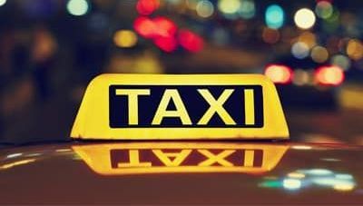 Geel taxibord met verlicht