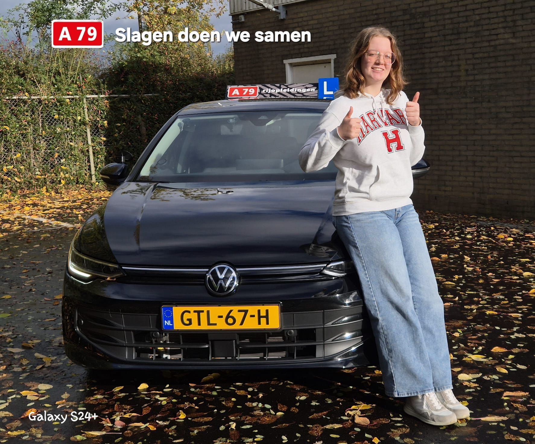 Vrouw leunt tegen een zwarte auto, duim omhoog. Kenteken: GTL-67-H. Tekst 