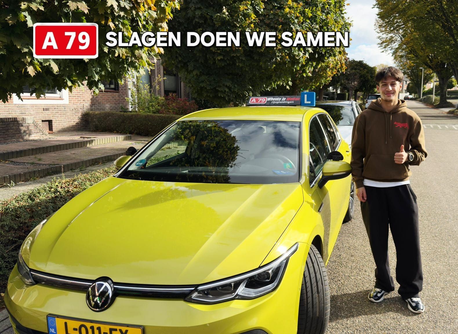 Een jong persoon met een opgestoken duim staat naast een felgele auto; de tekst luidt 