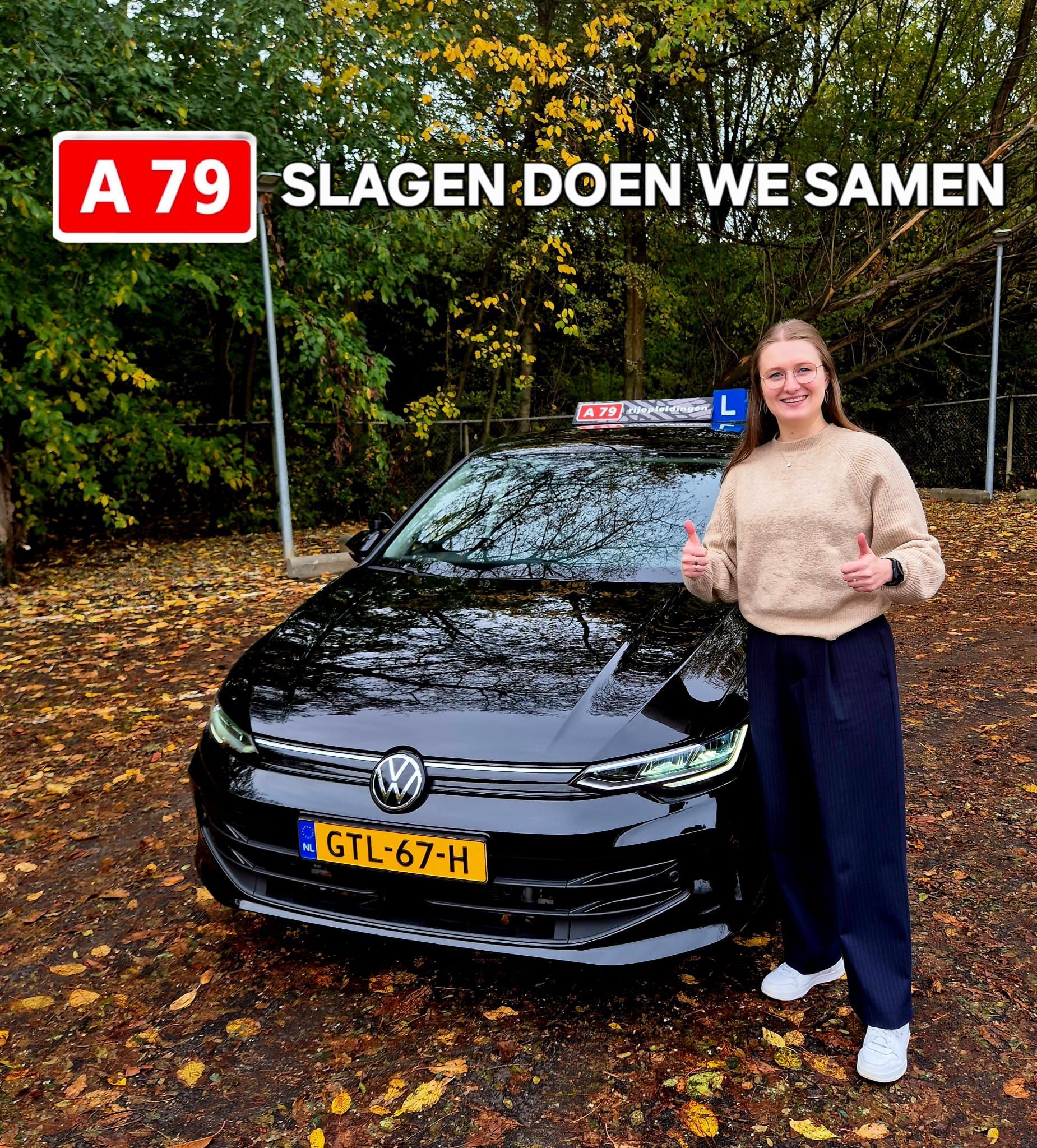 Vrouw staat naast een zwarte auto en steekt haar duim omhoog. Tekst luidt: 