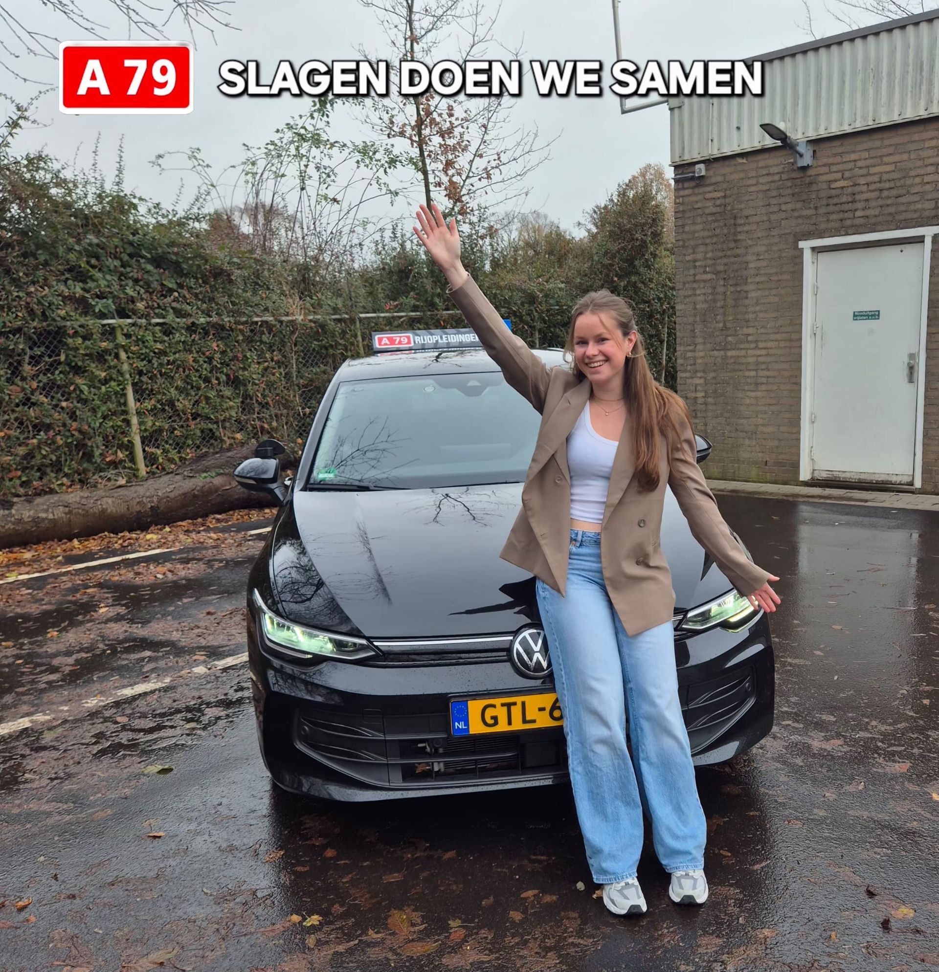 Vrouw zwaait voor een zwarte auto met een Nederlands kenteken. Tekst: 