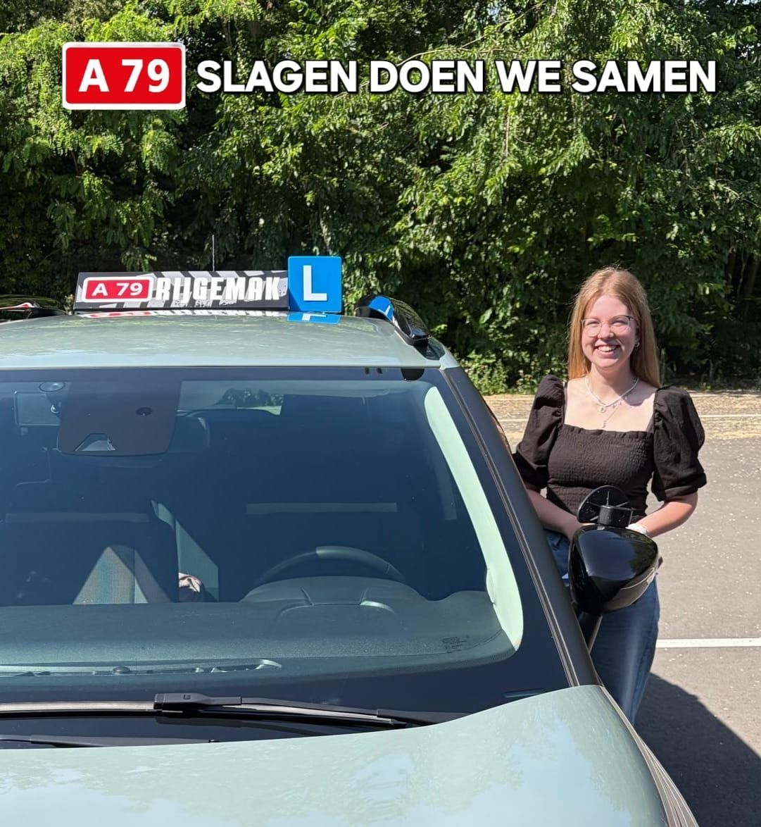 Een auto met een L-logo ernaast, met een lachende vrouw die buiten bij het bestuurdersportier staat.