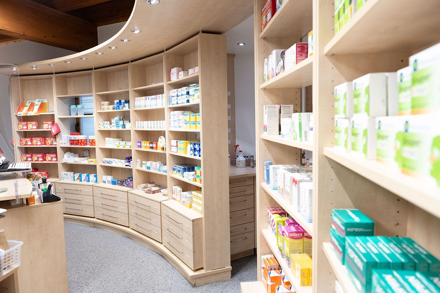 Eine Apotheke mit vielen Regalen und Schachteln voller Medikamente
