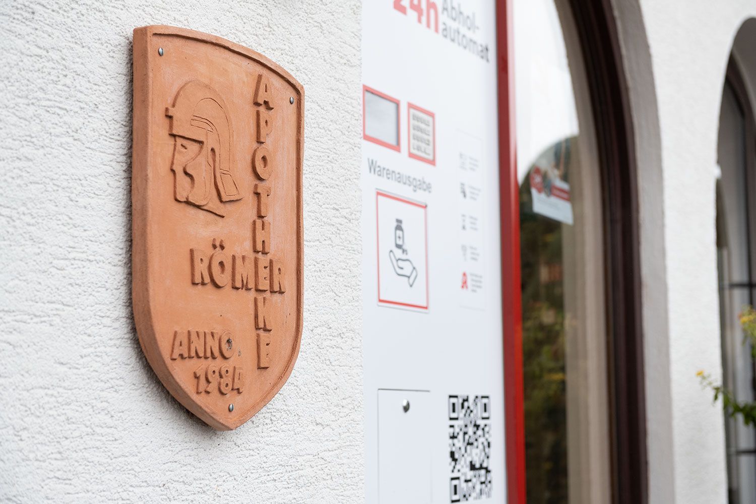 Eine Plakette an der Seite eines Gebäudes mit der Aufschrift „Hotel“