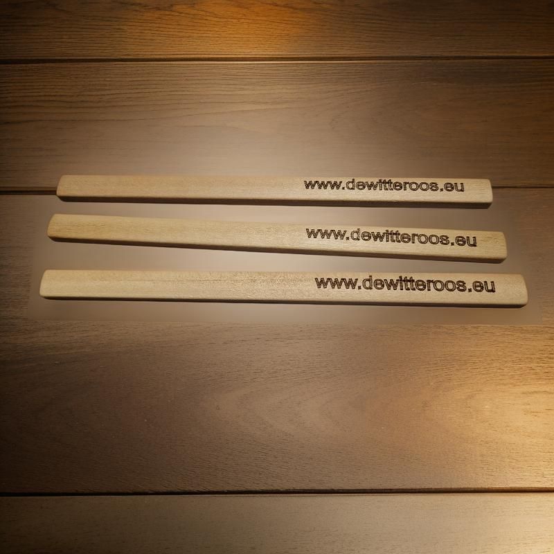 Three wooden sticks with www.dewitteroos.eu written on them