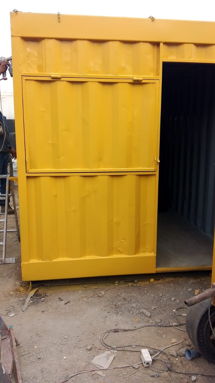 Un contenedor de transporte de color amarillo brillante con una entrada lateral abierta