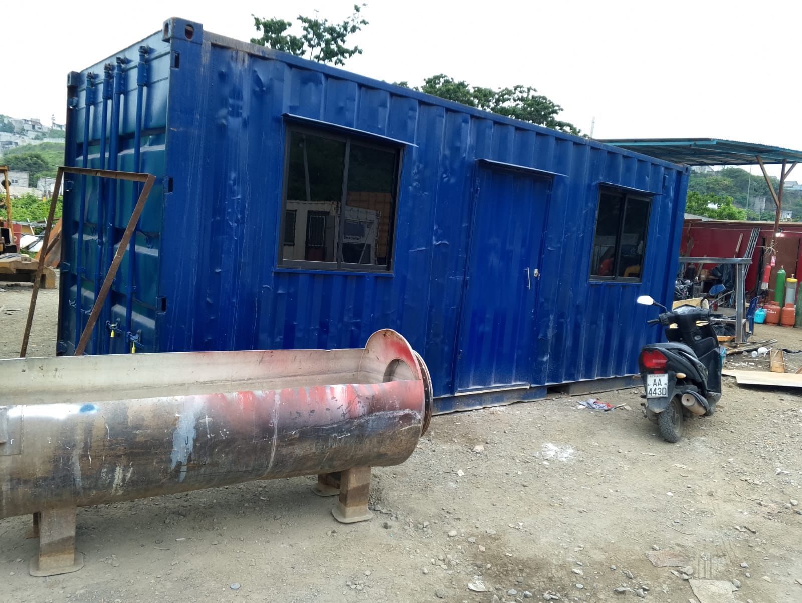 Una oficina construida con un contenedor de transporte reconvertido de color azul
