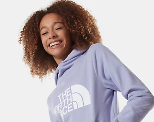 Una ragazza che indossa una felpa con cappuccio viola della North Face
