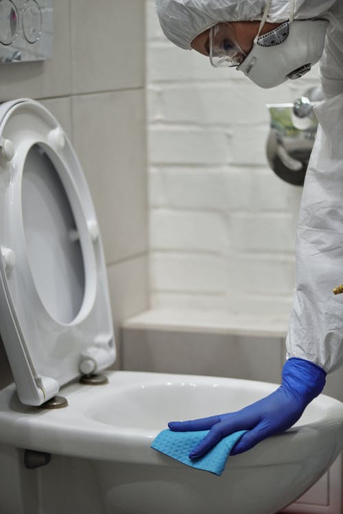 cleaning comfort room bowl