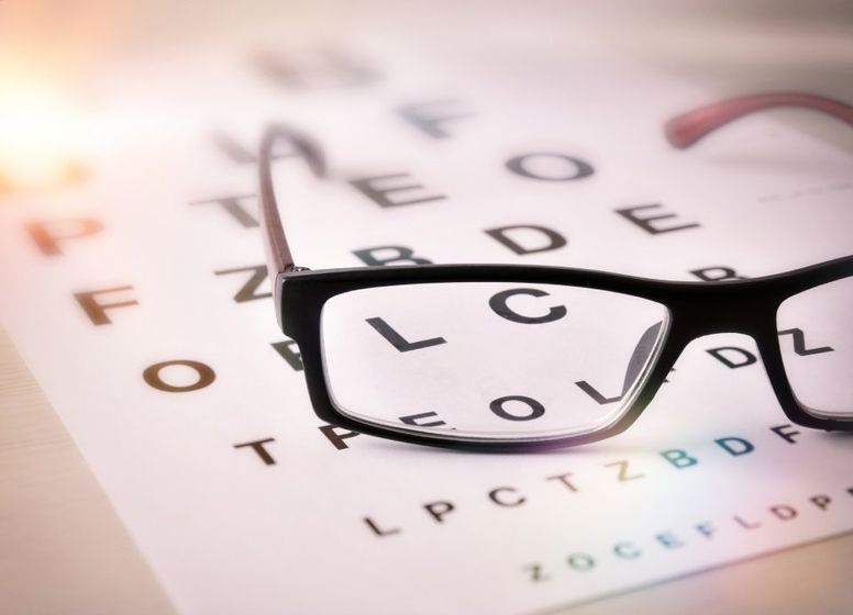 Occhiale su lettere