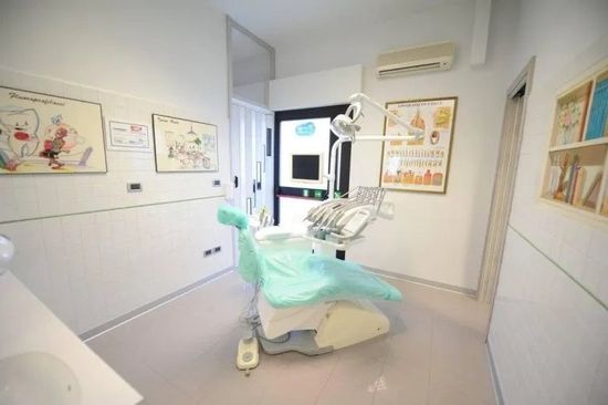 sala di studio dentistico con riunito odontoiatrico