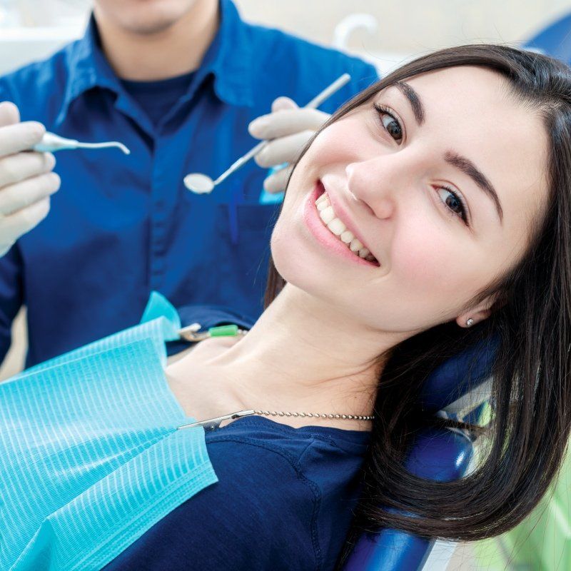 ragazza che sorride dal dentista