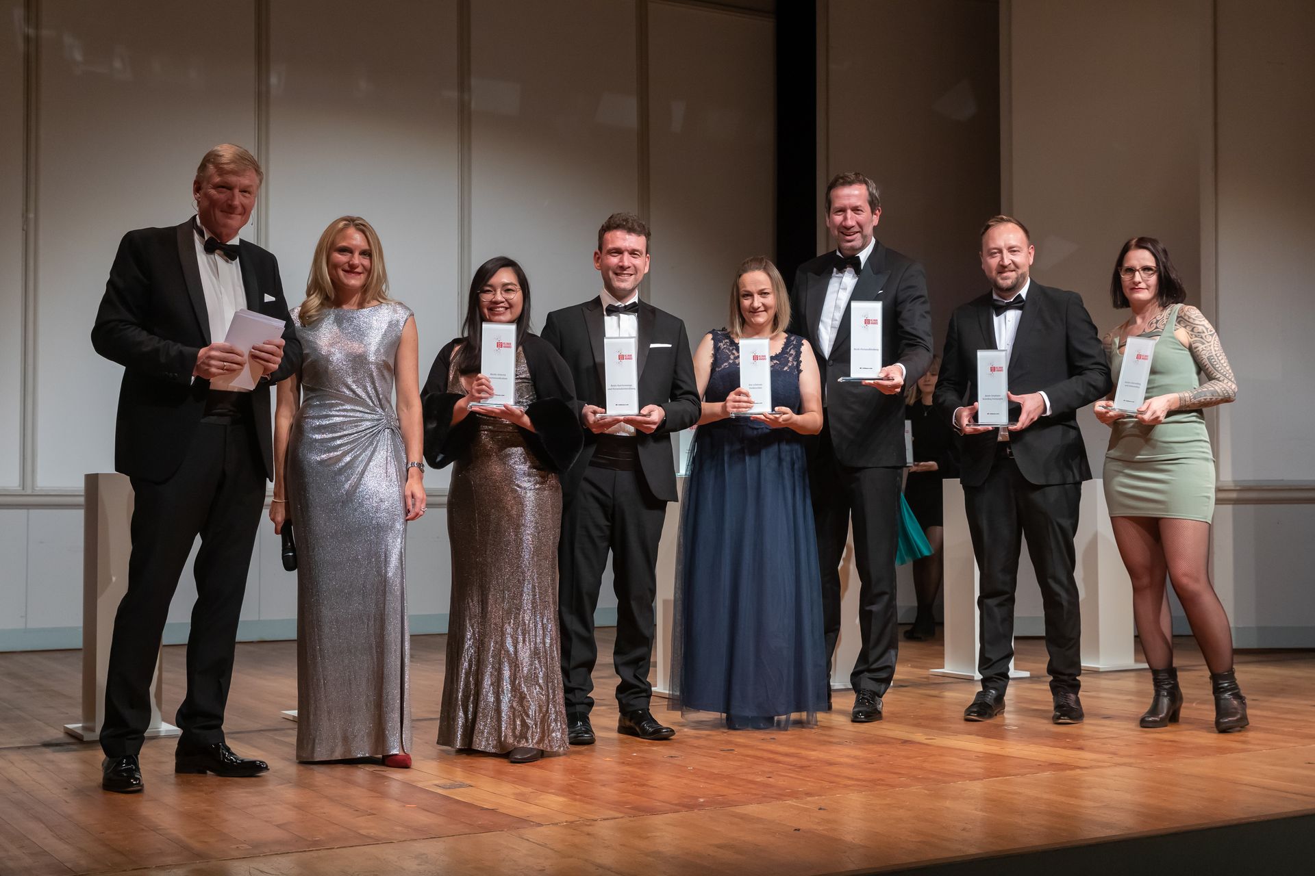 Das Bild zeigt André Puchta (zweiter von rechts) bei einer Preisverleihung auf der Bühne.