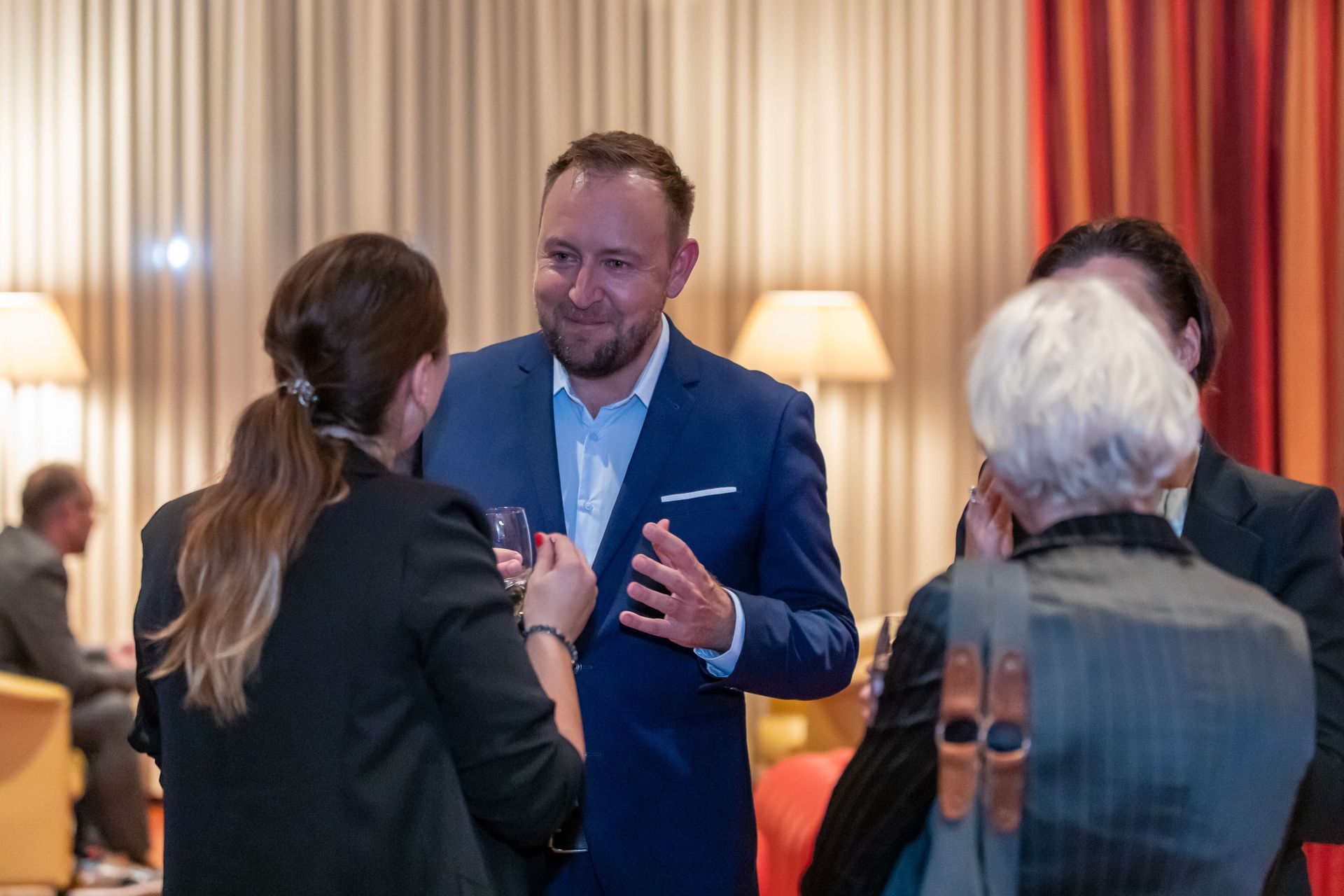 Das Bild zeigt André Puchta im Gespräch.
