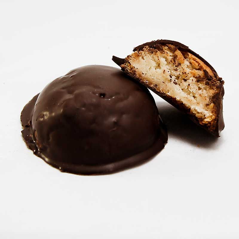 Un biscotto ricoperto di cioccolato con un morso staccato