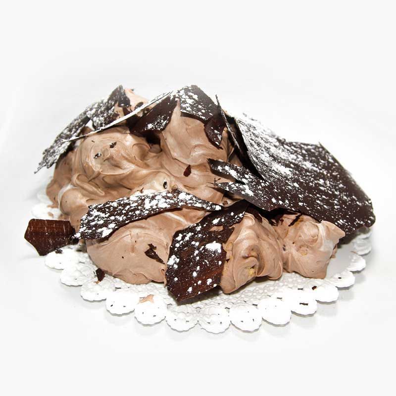 Un dessert al cioccolato con zucchero a velo sopra su un piatto bianco