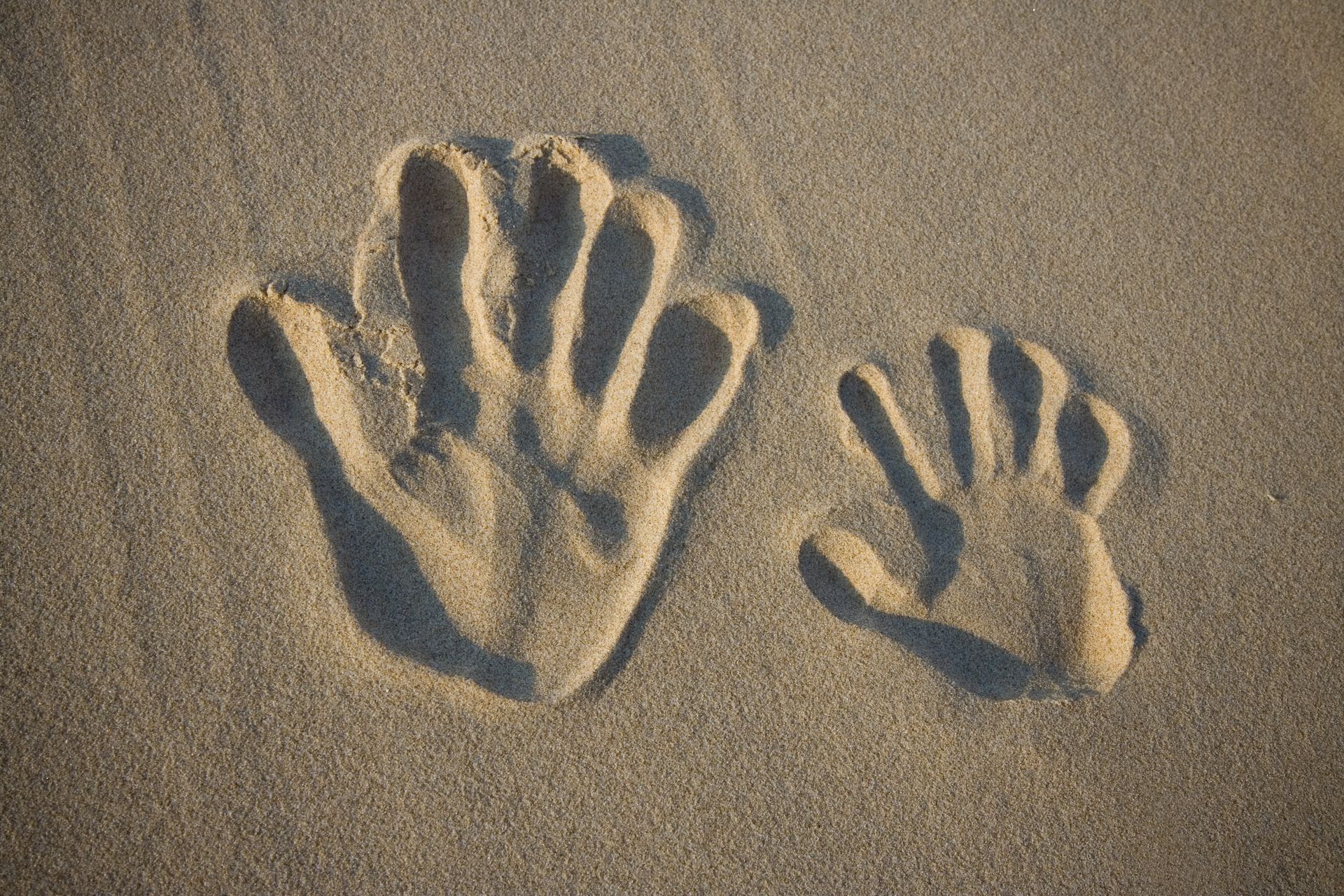 Madre e bambino avvolti da simboli luminosi, immagine del legame tra parola, cura e presenza affetto