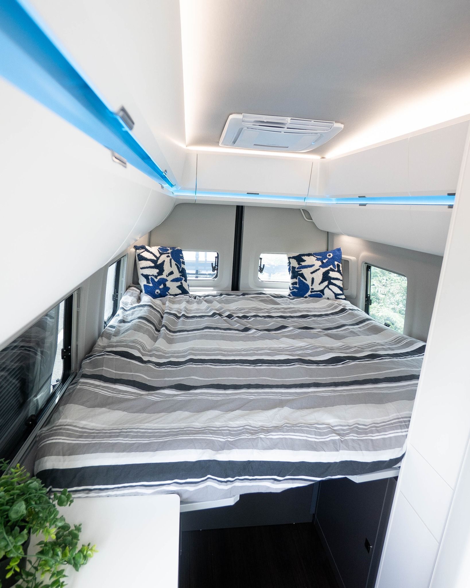 Grand California 680 vw campervan sleeps 2