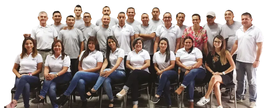 Retrato de grupo grande de personas con camisas blancas posando en interiores contra un fondo claro liso.
