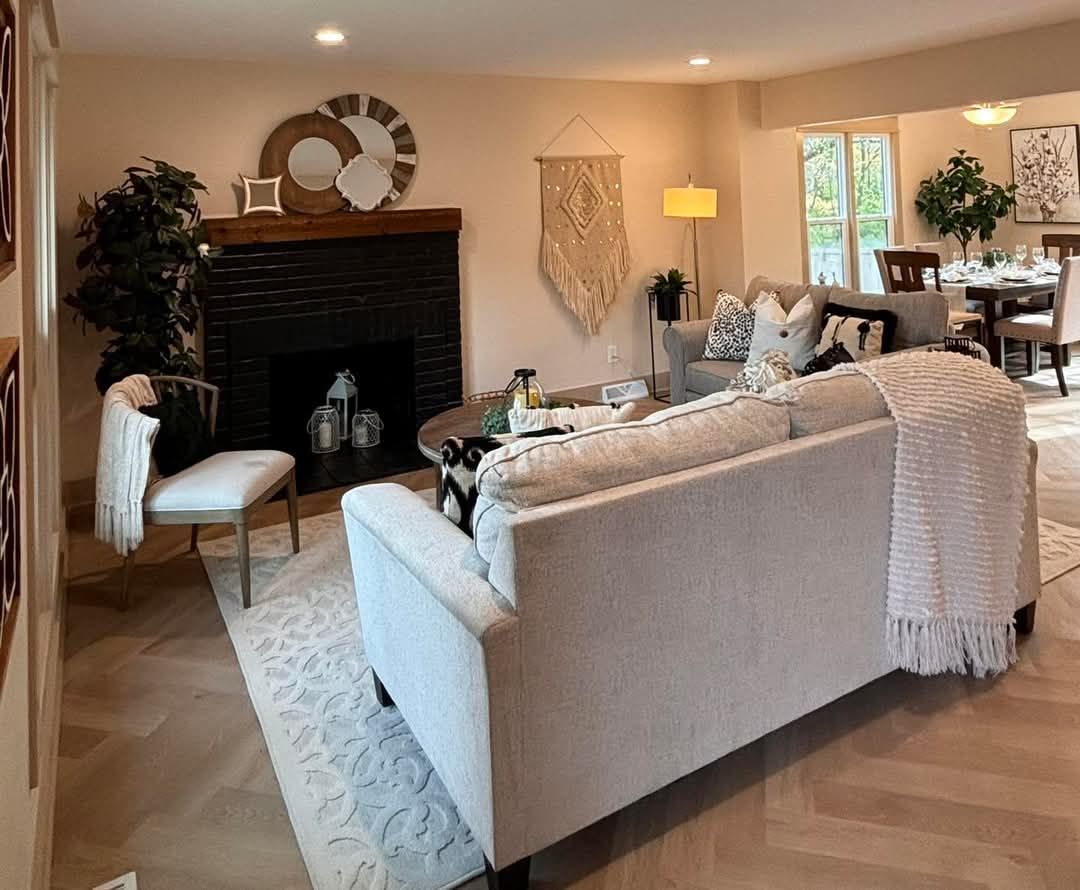 Trendy home staging in Prairie Village.
