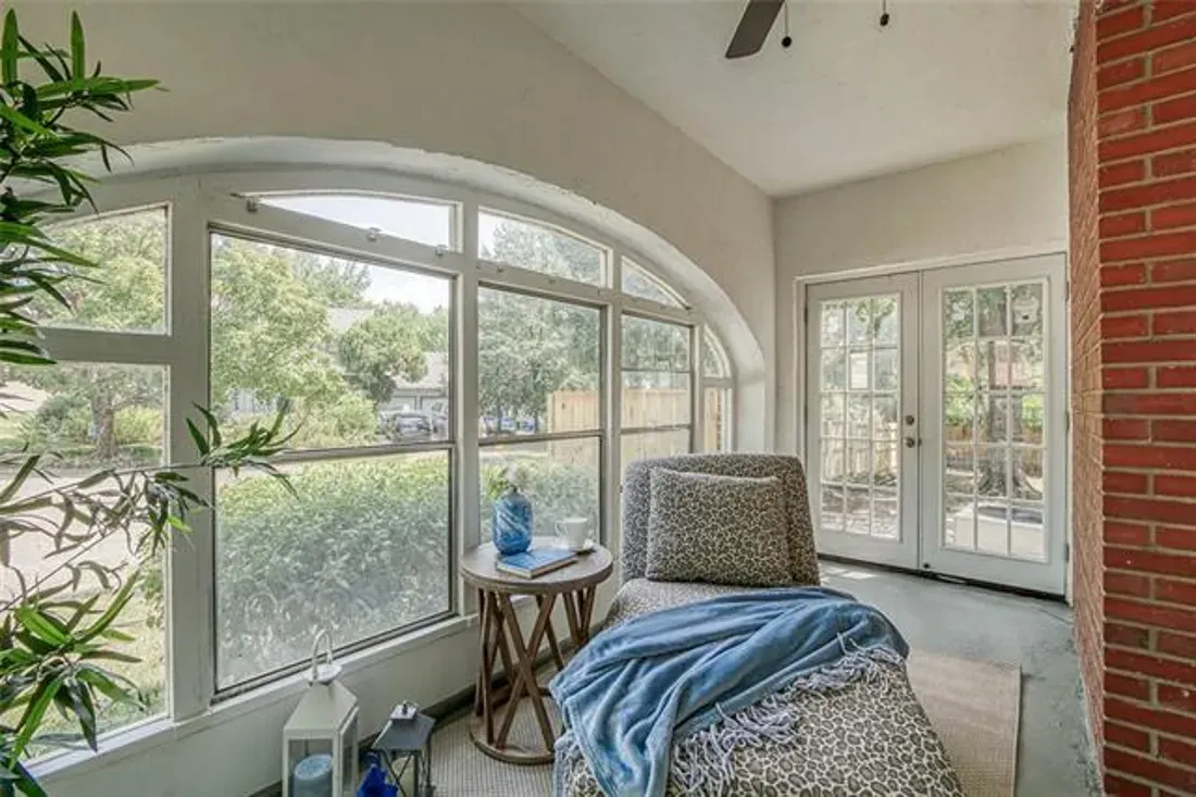 well-furnished sitting area with nice view of nature