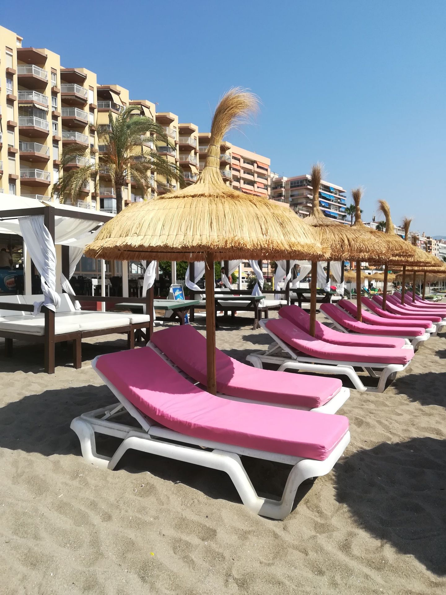 Tropische rieten parasols voor op het strand of terras