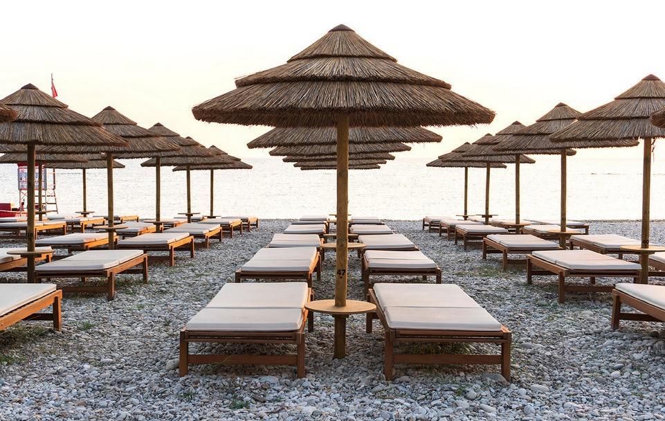 Hoogwaardige rieten parasols voor de perfecte zomer sfeer
