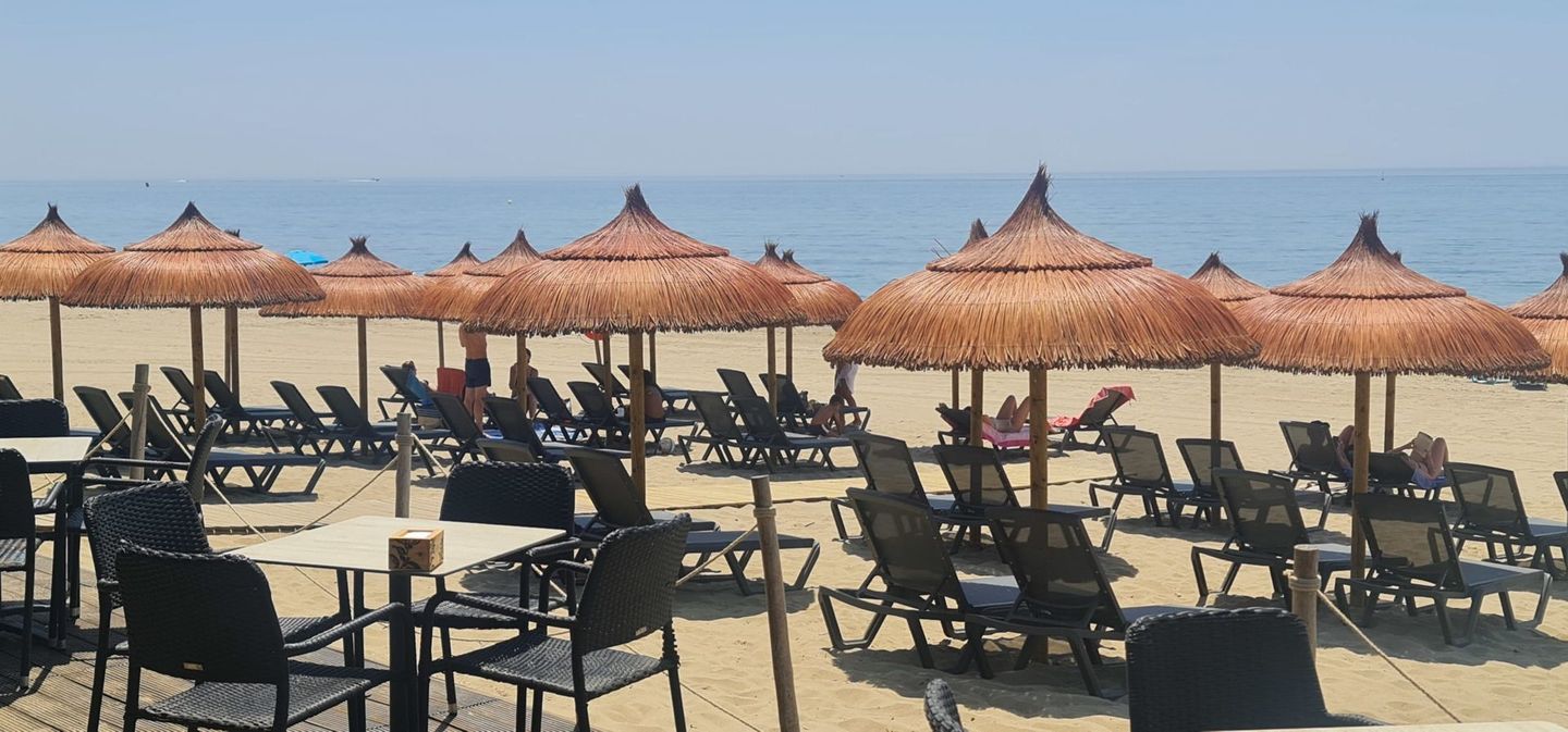 Spaanse rieten parasols voor op het strand en terras voor tropische sfeer