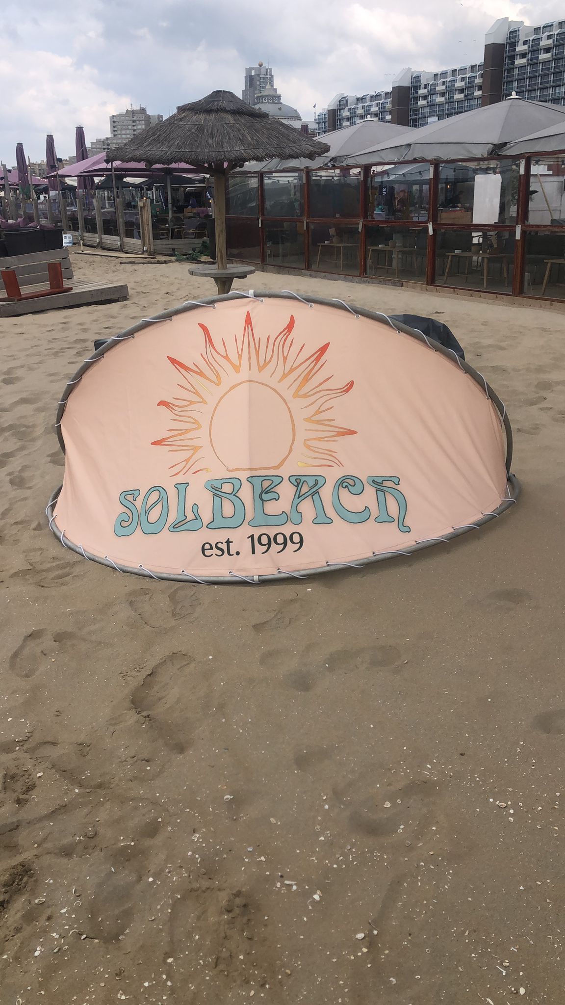 prachtige banana windschermen gemaakt voor Sol Beach Scheveningen 