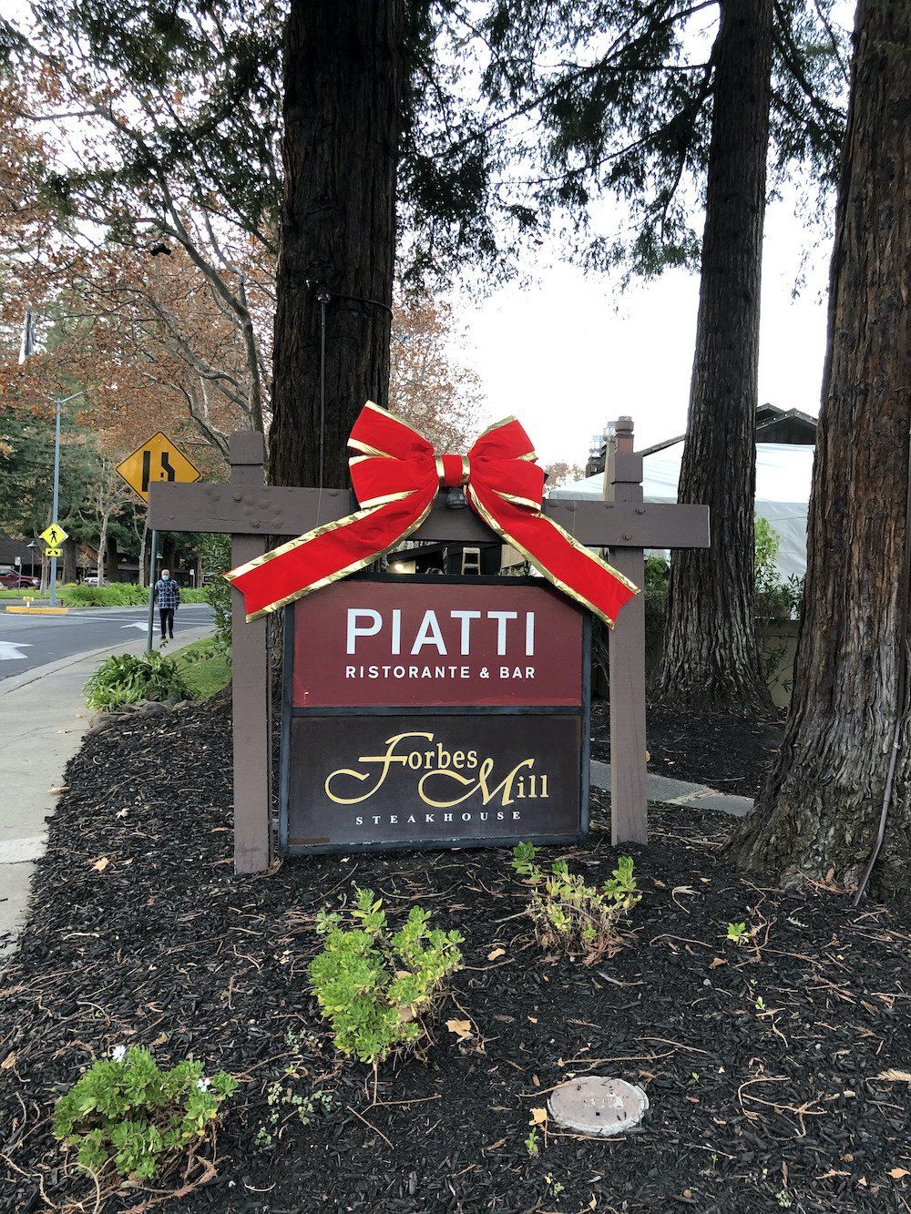 A sign with a red bow on it that says piatti