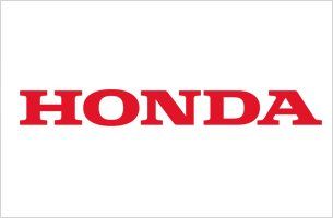 Logo Honda in testo rosso su sfondo bianco.