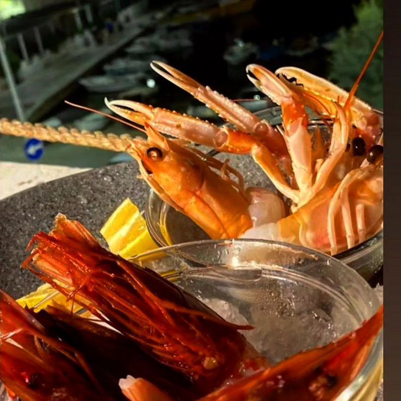 Chef con pesce in mano