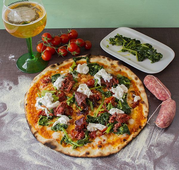Zona pranzo contemporanea con tavolo su misura e sedie in stile italiano.