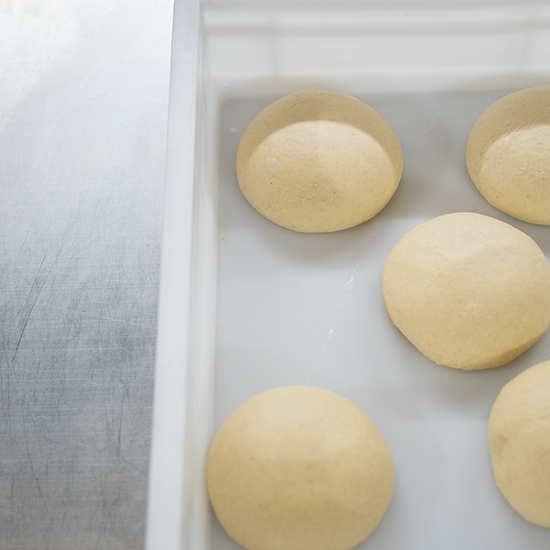 Dettaglio di composizione d'arredo su misura con vani a giorno e finiture raffinate.