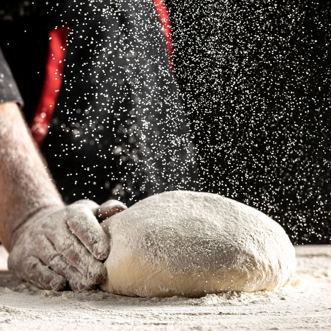 Piadine fresche impilate su una spatola di metallo in una cucina